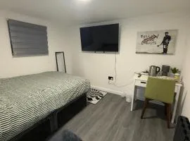 Double room 3 Minute drive from Luton Airport