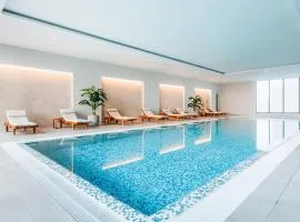 WF Signature with Home Cinema, Pool & Views