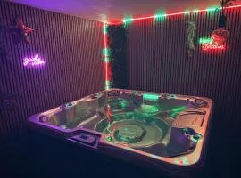 Homely Stay Sauna, Jacuzzi and Free Parking