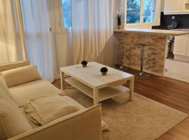 Cosy Place, Private Parking, 26 min to Paris, hotel a Plaisir