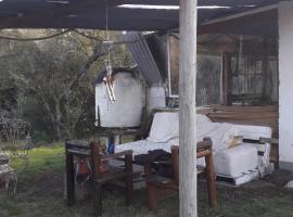 chacra y cabaña sin luz con agua de lluvia tanque luz vateria, hotel i San Carlos