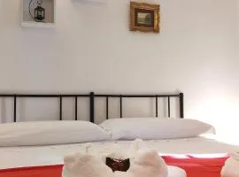 MyAssisiSuite - All'Ombra di Santa Chiara - Dimora Storica 140mq, Piano Terra, Idromassaggio Jacuzzi, 4 VERI Letti Matrimoniali NO Divani Letto 4 REAL Double Beds, 2 Baths Doppi Servizi, Welcome Wine&Oil Kit, Accoglienza & Live Check-in - Mówimy po polsku