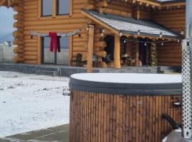 Sparrow's Nest Spacious Mountain Chalet with Hot Tub and Panoramic Views, hotel em Rasnov