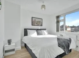 4 Bedroom Home, Sleeps 7, Driveway with Free Parking, Near Station, Welcome Contractors & Families