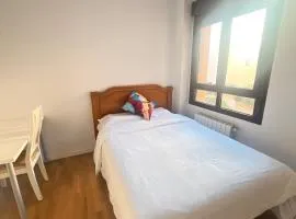 Habitación individual cómoda y luminosa con cama grande