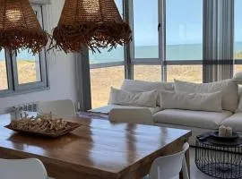 Departamento de lujo frente al mar con vista panorámica, pileta y cochera privada