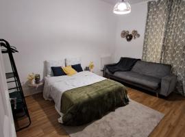 côté gare, hotel in Dreux