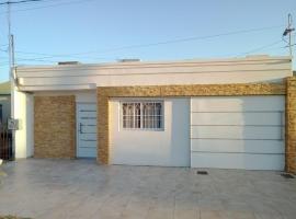 Casa moderna en barrio, hotel in Villa Ángela