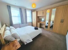 Roomy, comfortable Greater London home, sleeps 8