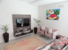 Apartamento Térreo, Espaçoso, próximo à Praia!