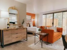 Downtown Deluxe Studio - Patio, Walk to Wineries