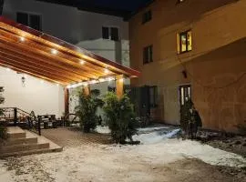 Guest House Mandrivnyi Rooms&Apartments