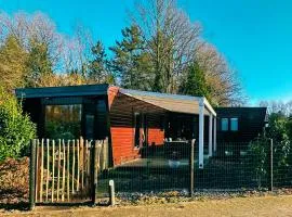 Rustiek Boschalet Sven Veluwe met Omheinde Tuin