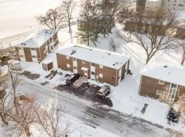 Modern 1BR Apt | Near Lake & Downtown