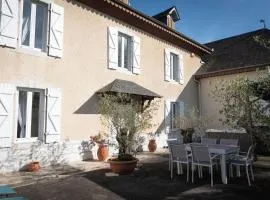 La Maison du soleil L Aulhere 3 étoiles ,Maison familiale 6-7 personnes, Grand Jacuzzi 6 p