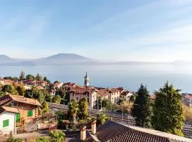 Vista panoramica sul Lago Maggiore con deposito bici