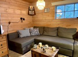 Lake cabin with rowing boat, hotel di Norberg