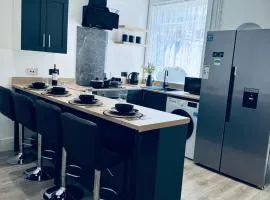 Sterling House - by Eazystays