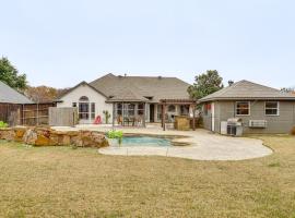 Group-Friendly Burleson Getaway with Outdoor Oasis, Hotel in Burleson