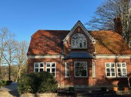 Fully equipped in beautiful nature with lake view, hotel em Tistrup