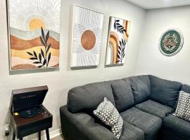 Stylish Family & Group Retreat Near UofA and Trails, hotel v mestu Fayetteville