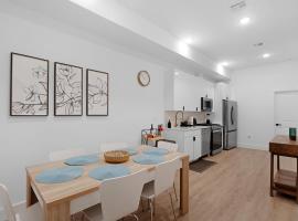 Spacious Duplex only 15 Minutes to NYC with Firepit Perfect for Groups, хотел в Джърси Сити
