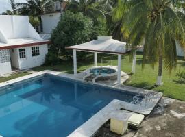 Casa, alberca privada y jardín, hotel in Tecolutla