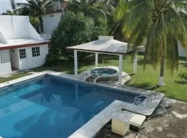 Casa, alberca privada y jardín