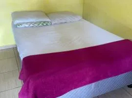 Réveillon em Bonito Quarto simples com banheiro e ventilador