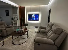 Modern 1BR Cozy Living Room Kitchen Prime spot