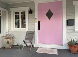 Charming Boho Pasadena Cottage Near Rose Bowl, hotel em Pasadena