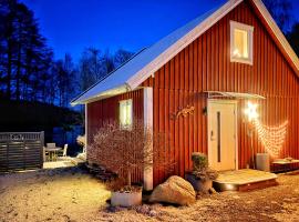The Blomsholm Cabin - Recharge Your Electric Car, hotel din Strömstad