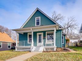 Walk to Nightlife District! Omaha Benson Bungalow, casa de campo em Caradon Mobile Home Park