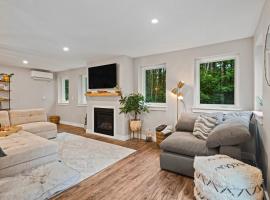 Modern Gem on 15 Acres, 5 Mi to Old Orchard Beach!, hotel u gradu 'Saco'