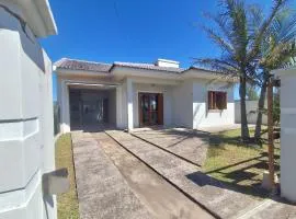 Casa 3 dormitórios, 250 metros do mar