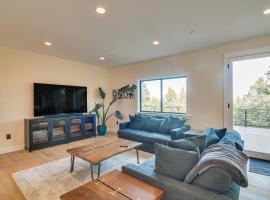 Great for Gatherings! Evergreen Getaway with Hot Tub, hotel en Evergreen