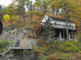 Cliffside Hideaway-Renovations & upgrades coming!，位于Hammond的酒店