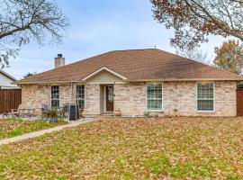 Dallas Area Home w/ Hot Tub, Families Welcome!, khách sạn ở Duncanville