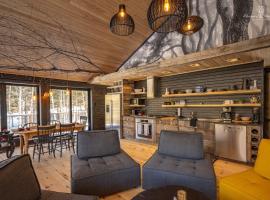 TAIGA Luxury Wooden Chalet with Spa & Sauna 3BR 3BA, lyxhotell i La Malbaie