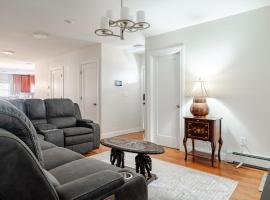 Luxurious 8 Bedrooms Two Suite Apt, Hotel in Malden