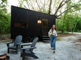 Postcard Cabins Gilchrist Springs, Outdoor Collection by Marriott Bonvoy, camping em High Springs