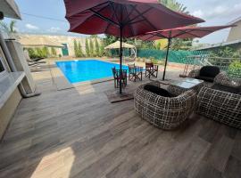 Villa Kynola -Piscine-Wifi-Parking-Netflix-Bose HP, hotel in Abidjan