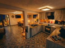 Casa de sub brazi din Fantanele, hôtel à Fîntînele