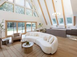Luxury 5BR A frame w Heated Pool, Walk to Beach, hotel a Hampton Bays
