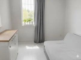 Quarto feminino privativo com banheiro compartilhado