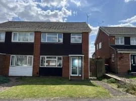 10 minutes to station, sleeps 5, free parking