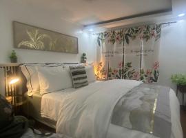 MisyEdz Homes Clark Dau Good for 2 Loft, hotel i Mabalacat