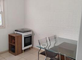 Kitnet no Morro dos Conventos, готель у місті Араранґуа