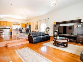 Luxury House Near Montreal Self Check-In, hotel em Longueuil