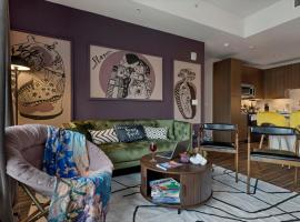 Velvet Lounge King Suite near Legacy West Pool, hotel di Plano